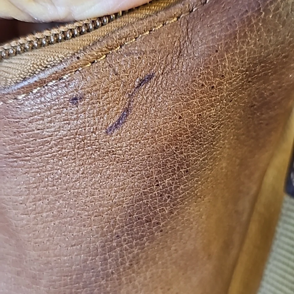 Gun tote'n Momas, leather bag. Lots of zippers‎ and pockets.